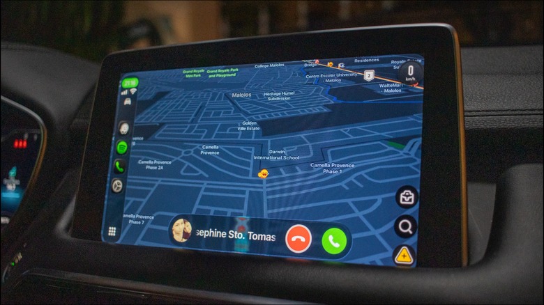 The calling notification on Apple CarPlay