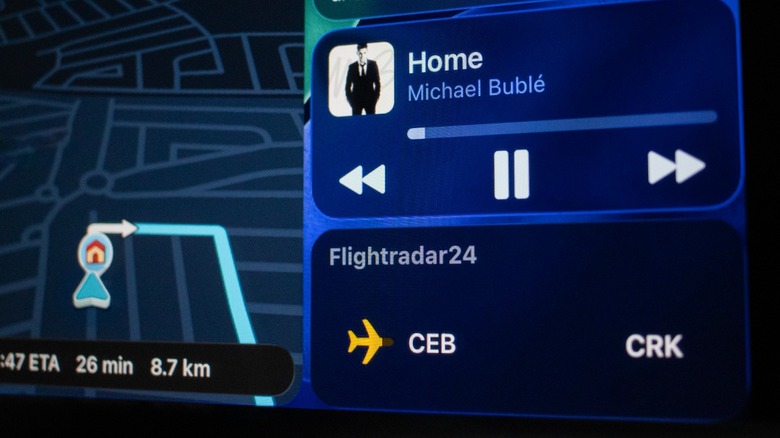 Flightradar24 flight tracking app Live Activity as seen on Apple CarPlay