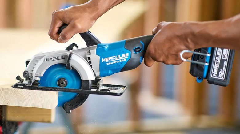 Hercules 20V compact circular saw cutting through material