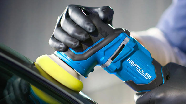 Closeup of the Hercules random orbit polisher in action