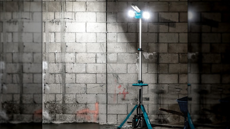 Makita tower light in dark job site