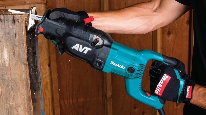 AVT Recipro Pallet Saw in action