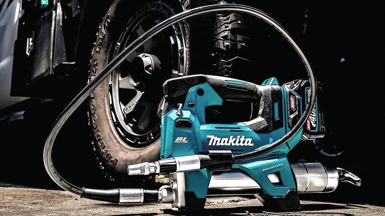 Picture showing Makita grease gun
