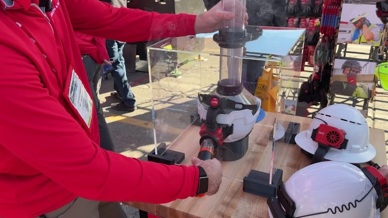 Milwaukee BOLT REDLITHIUM USB Cooling Fan demonstration.