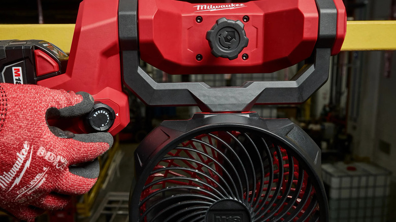 Operating Milwaukee M18™ Brushless Scissor Lift Fan.
