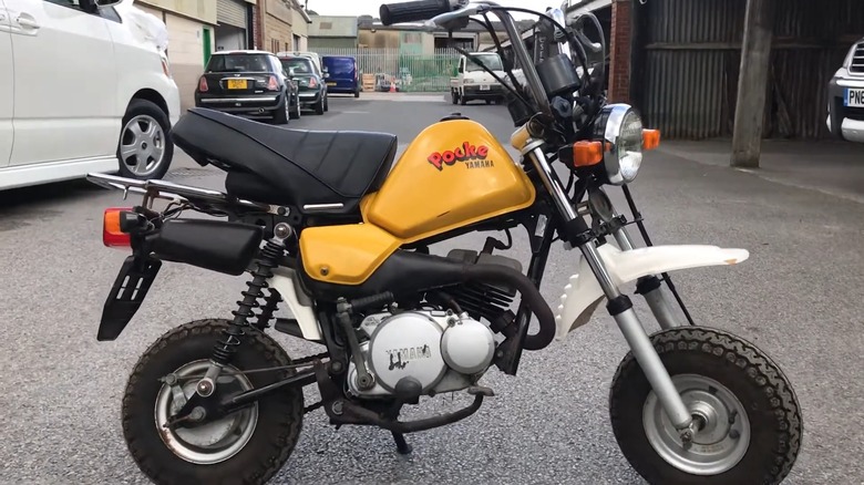 Yamaha Pocke in alleyway