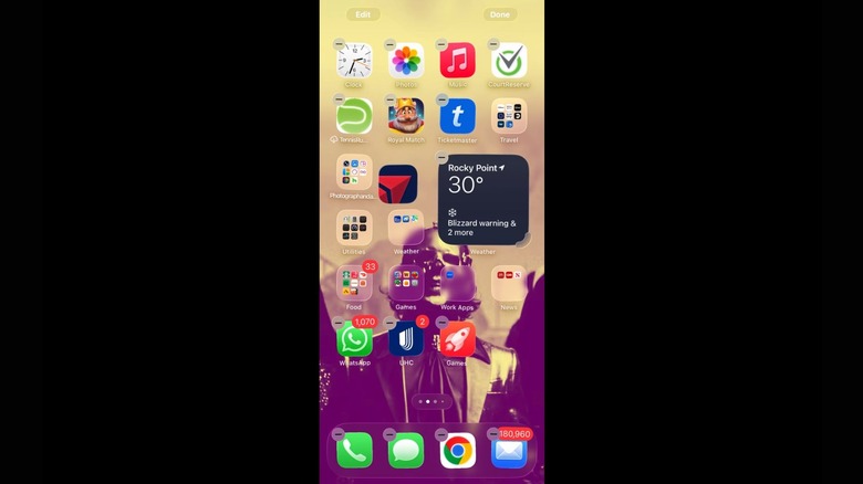 iOS 26 user trying unsuccessfully to move app into folder