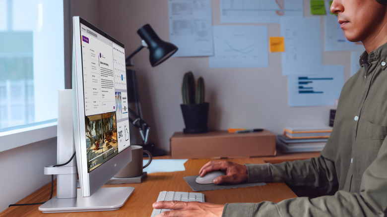 A person using the Dell all-in-one at a desk
