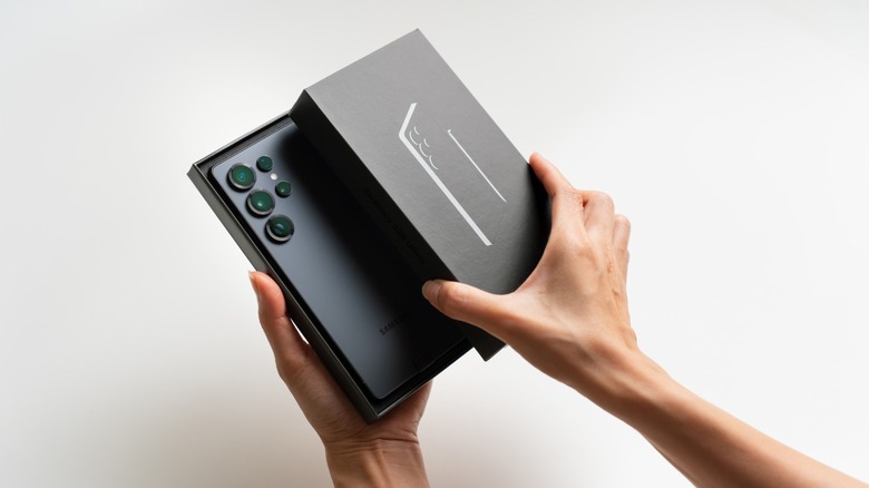 Person unboxing the Galaxy S25 Ultra