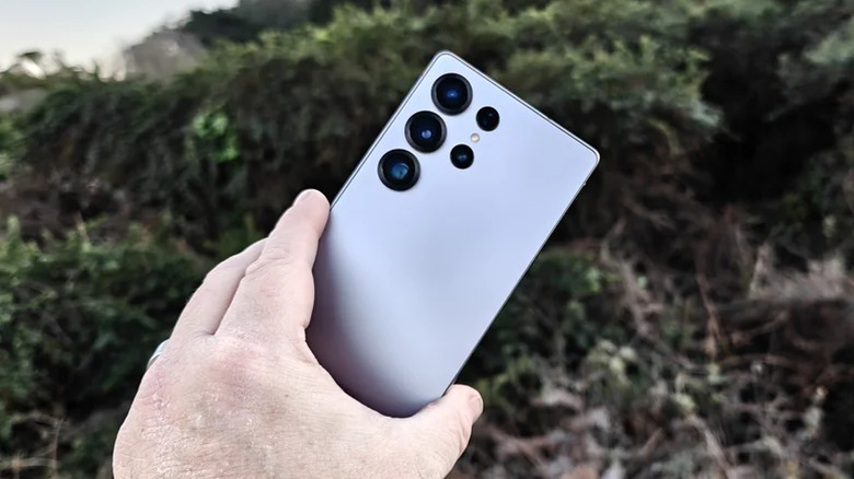 Person holding the Galaxy S25 Ultra