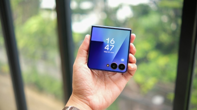 Person holding the Galaxy Z Flip7