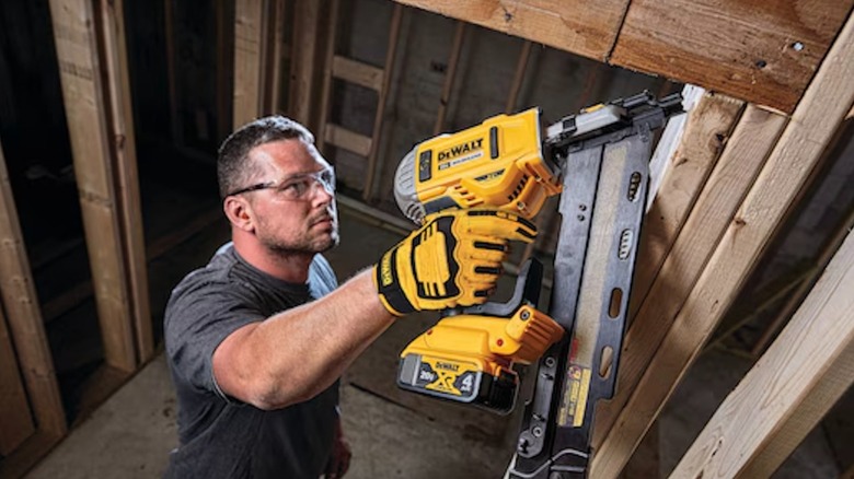Worker using DeWalt tool wearing DeWalt Performance Mechanic Work Gloves