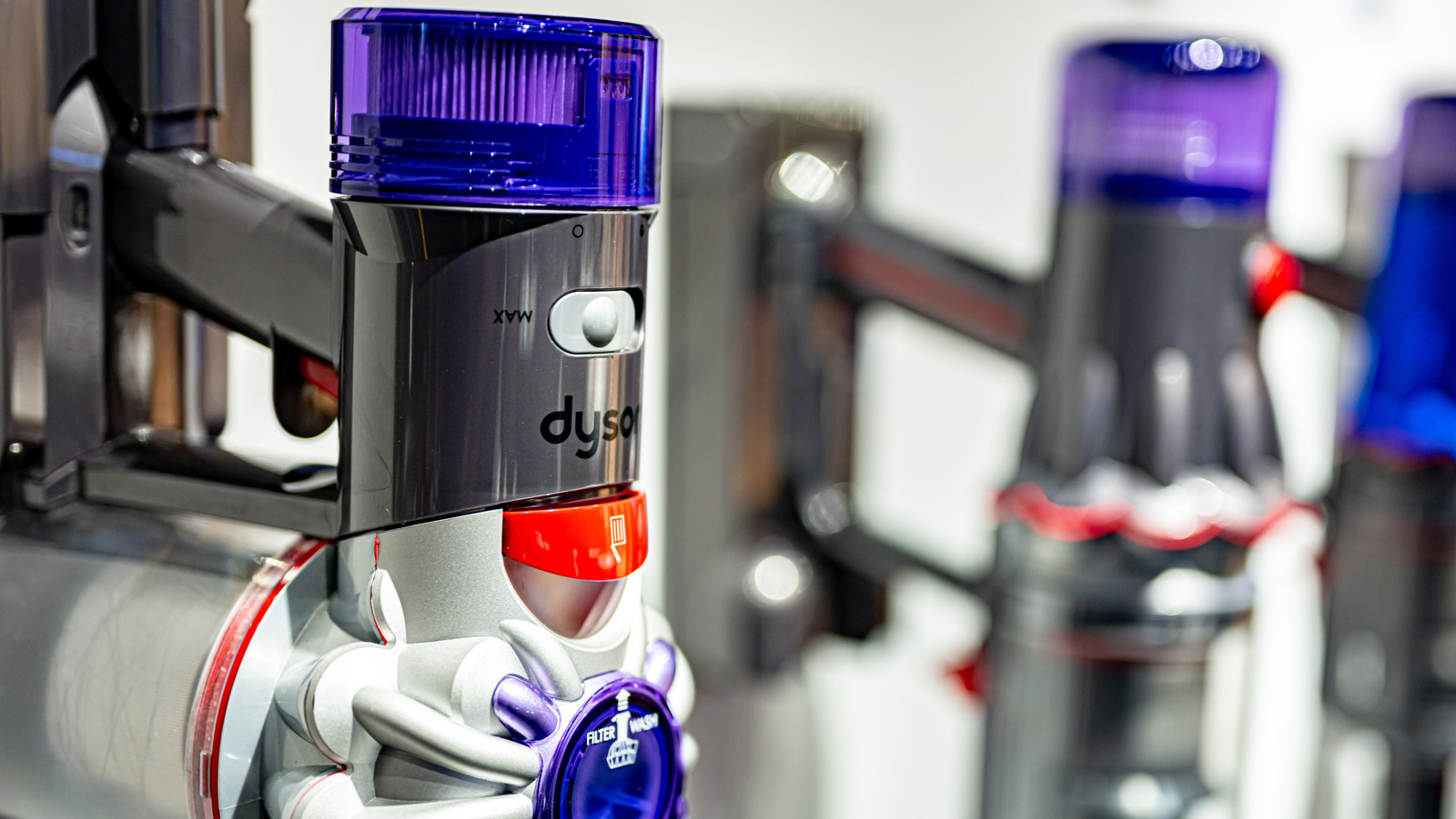 5 Of The Best Dyson Cordless Vacuum Alternatives (According To Owners)