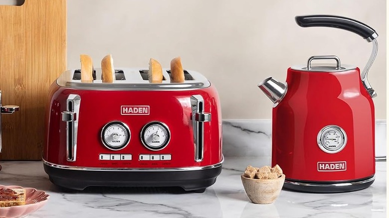 Haden Dorset kettle with a matching toaster