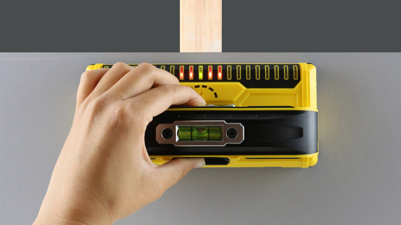 User adjusting a Franklin Sensors finder