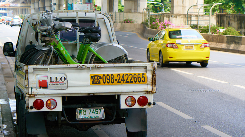 a Kei Truck hauling bikes