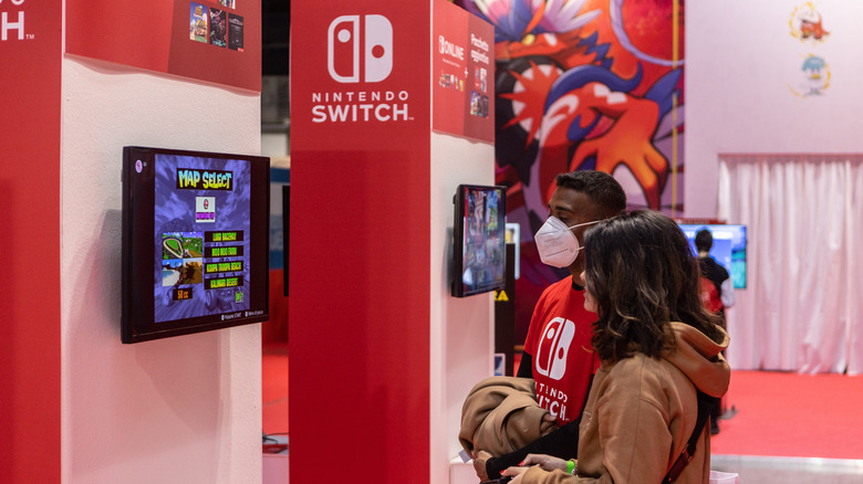people playing Nintendo Switch at expo