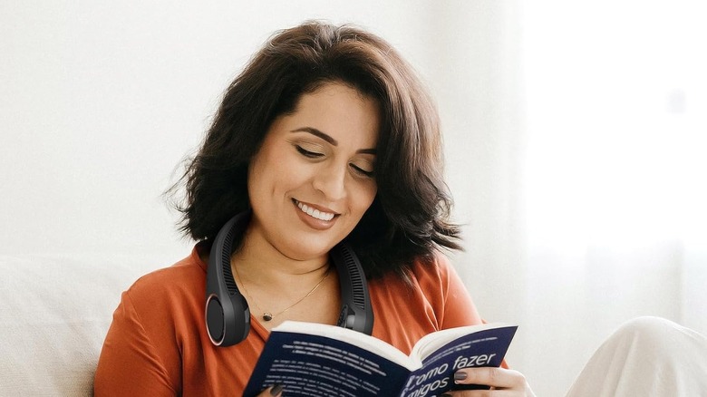 woman wearing neck fan