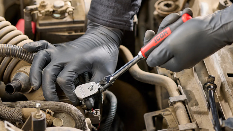 Man uses Icon G2 Flex Ratchet