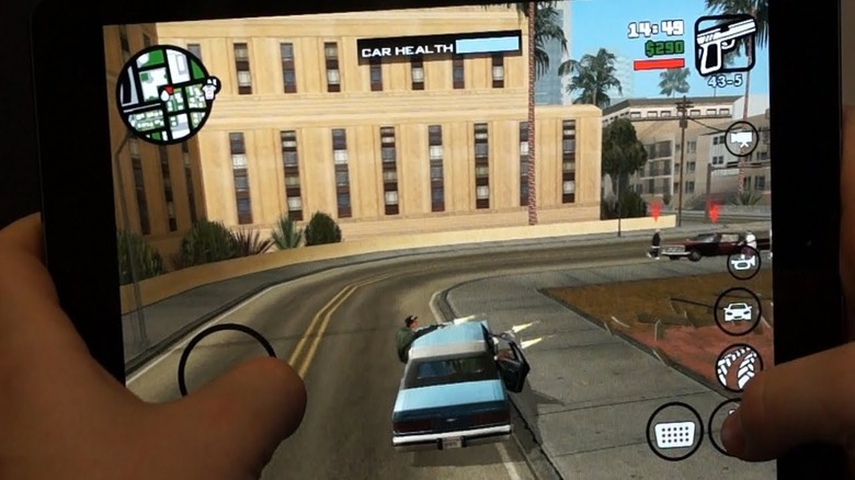Jogando GTA San Andreas no celular
