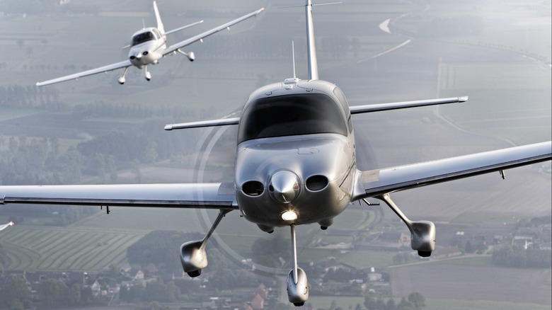 Cirrus planes flying in formation