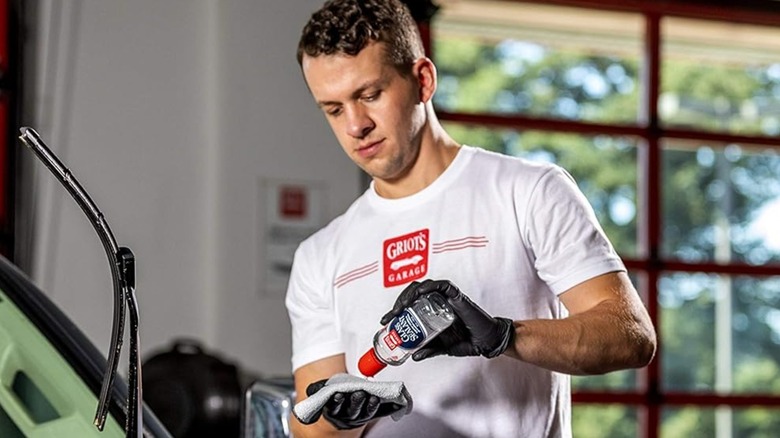 Man applying Griot's Garage Glass Sealant to a rag