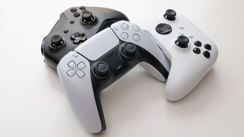 DualSense and Xbox controllers in a pile.
