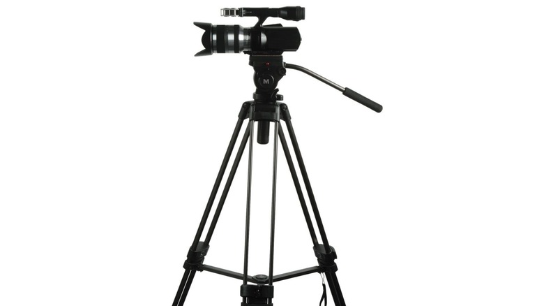 Magnus VT-4000 tripod