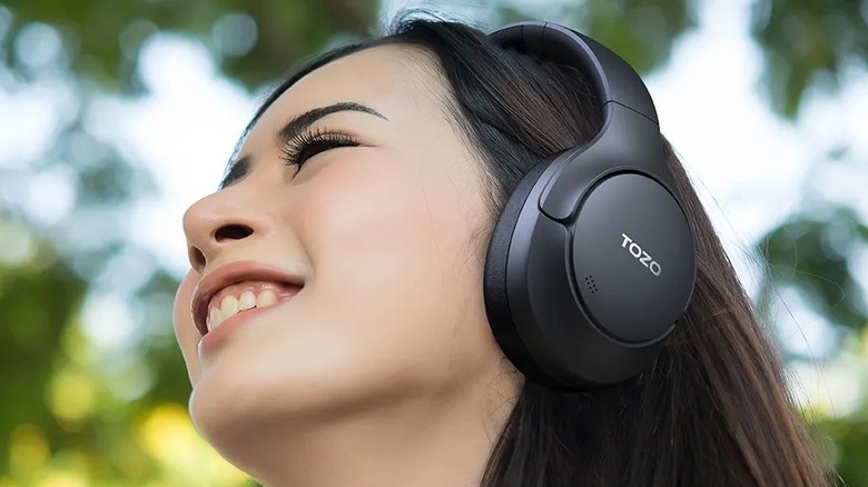 A women wearing a TOZO HT3 headphones