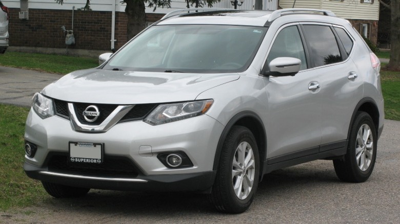 A silver 2016 Nissan Rogue