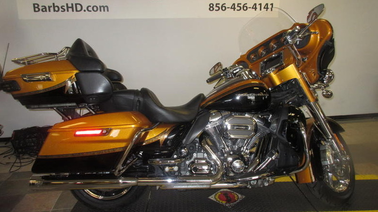 A Gold Rush/Carbon Dust 2015 Harley-Davidson CVO Limited