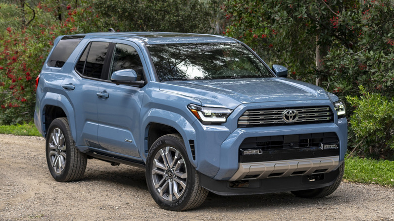 Front 3/4 view of Toyota 4Runner