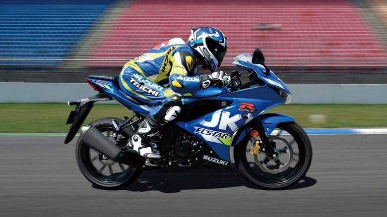 Rider racing on Suzuki GSX-R125