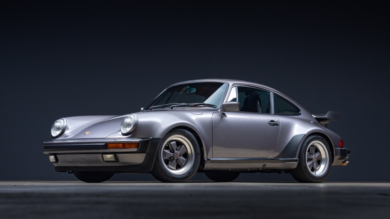 A side on shot of a silver 1986 Porsche 911 Turbo
