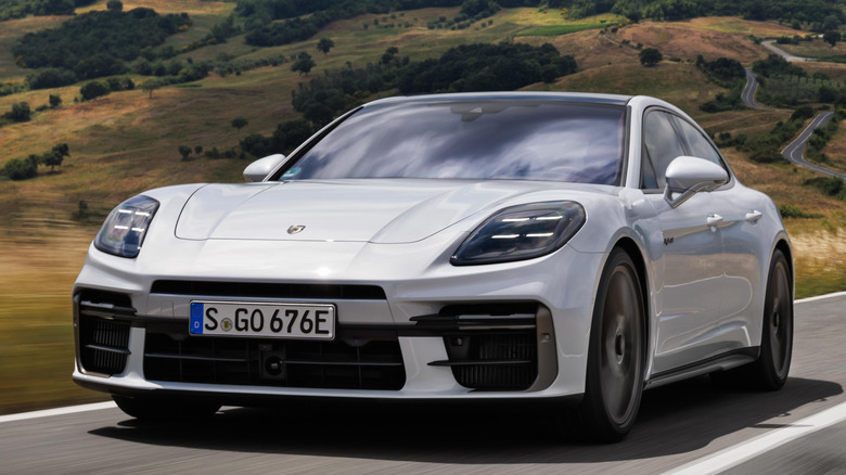 Front 3/4 view of Porsche Panamera Hybrid
