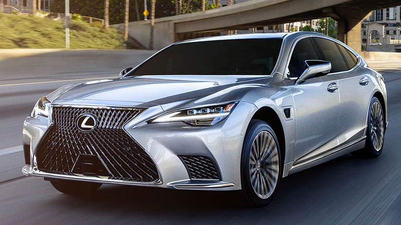 Front 3/4 view of Lexus LS 500h