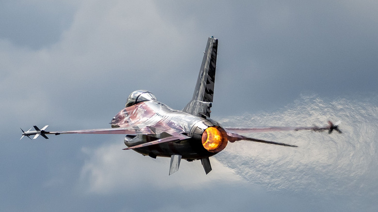 The F-16 Fighting Falcon in flight, rear view