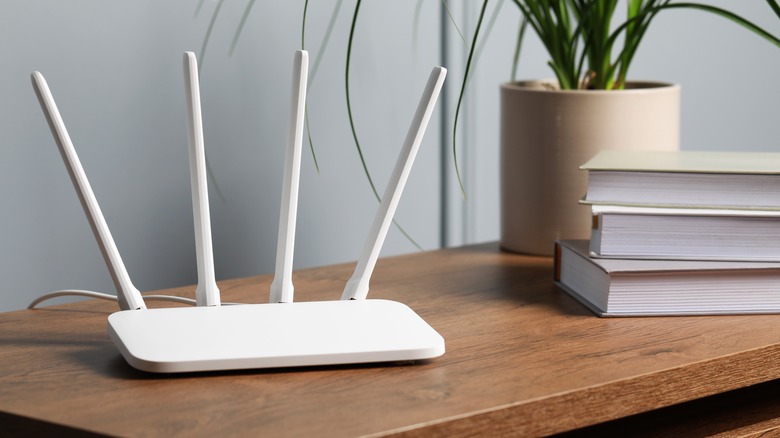 Internet router with antenna