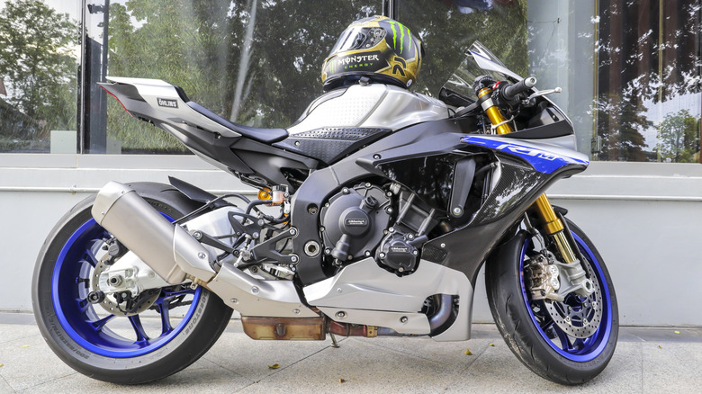A Yamaha YZF-R1M standing in front of the Maya Shopping Center in Thailand
