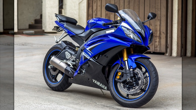 A Yamaha YZF-R6 parked in front of a garage