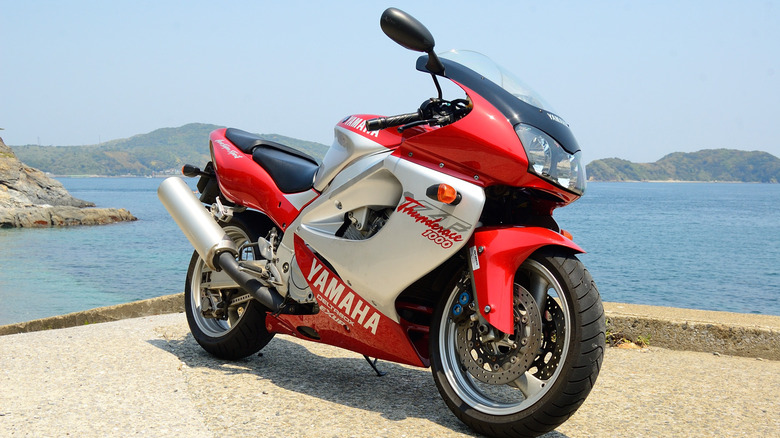 A Yamaha YZF1000 Thunderace parked near a scenic seaside location