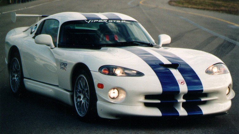 Dodge Viper GT2 Championship Edfition, front-right three-quarter view, parked on track