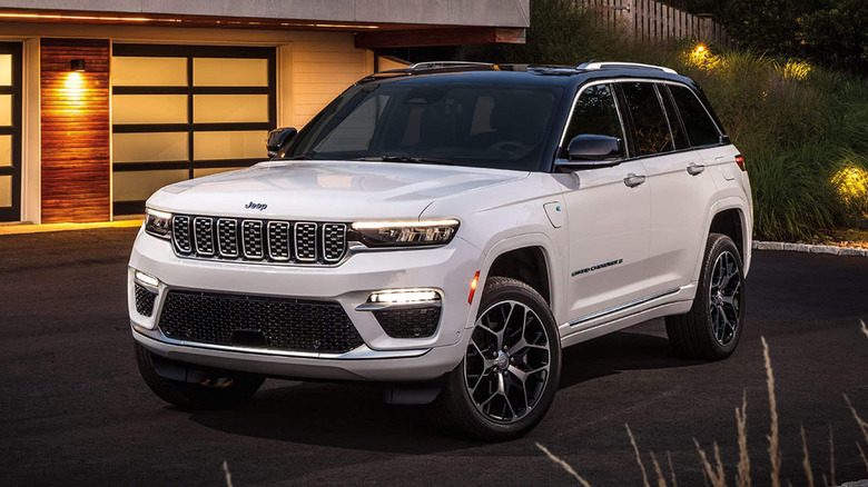 A white 2025 Jeep Grand Cherokee parked