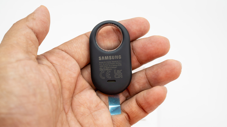 Person holding a Galaxy SmartTag 2