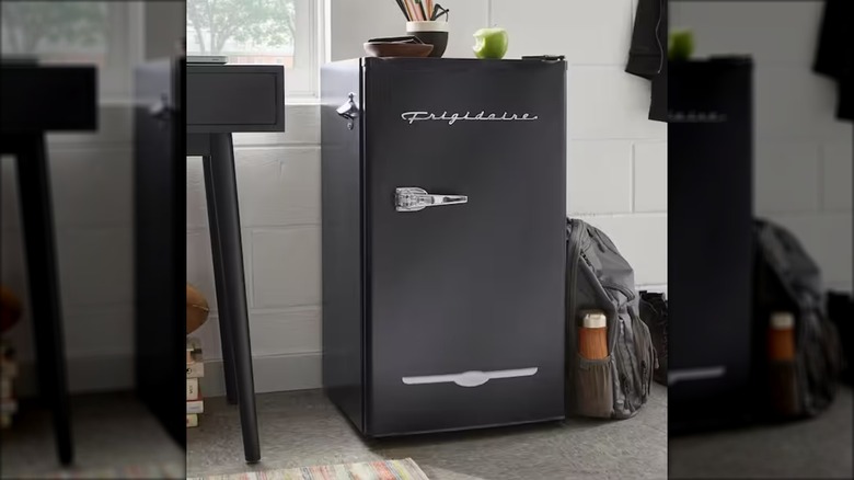 Black Frigidaire 3.2 cu-ft Retro Vintage Mini Fridge