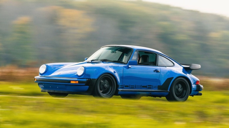 Porsche 930 911 Turbo Widowmaker front 3/4 view dynamic image