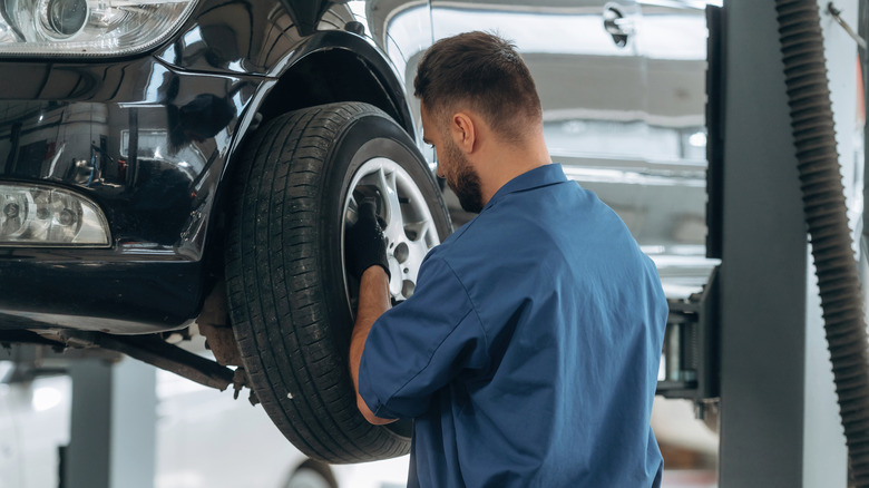 Man changing car's tire