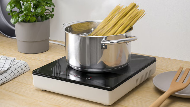 The Tillreda stove top with a pot on top with boiling water and pasta inside it