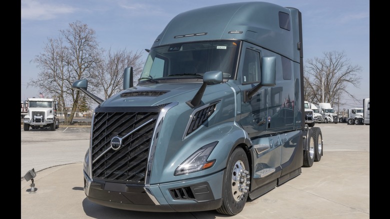 A Volvo VNL 860 sleeper cab, Volvo's ultra-premium offering on display in a dealer lot