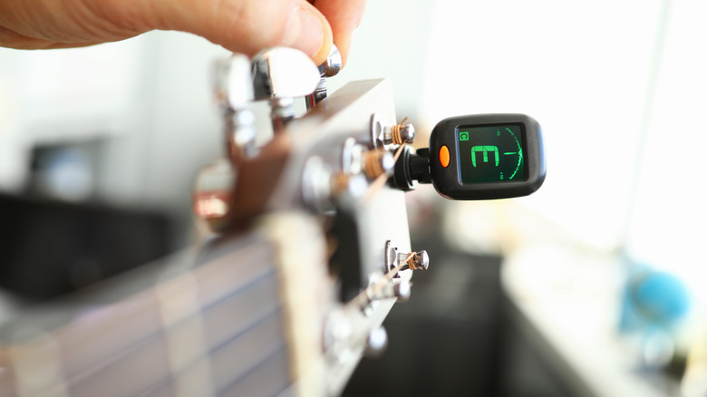 hand tuning guitar using tuner
